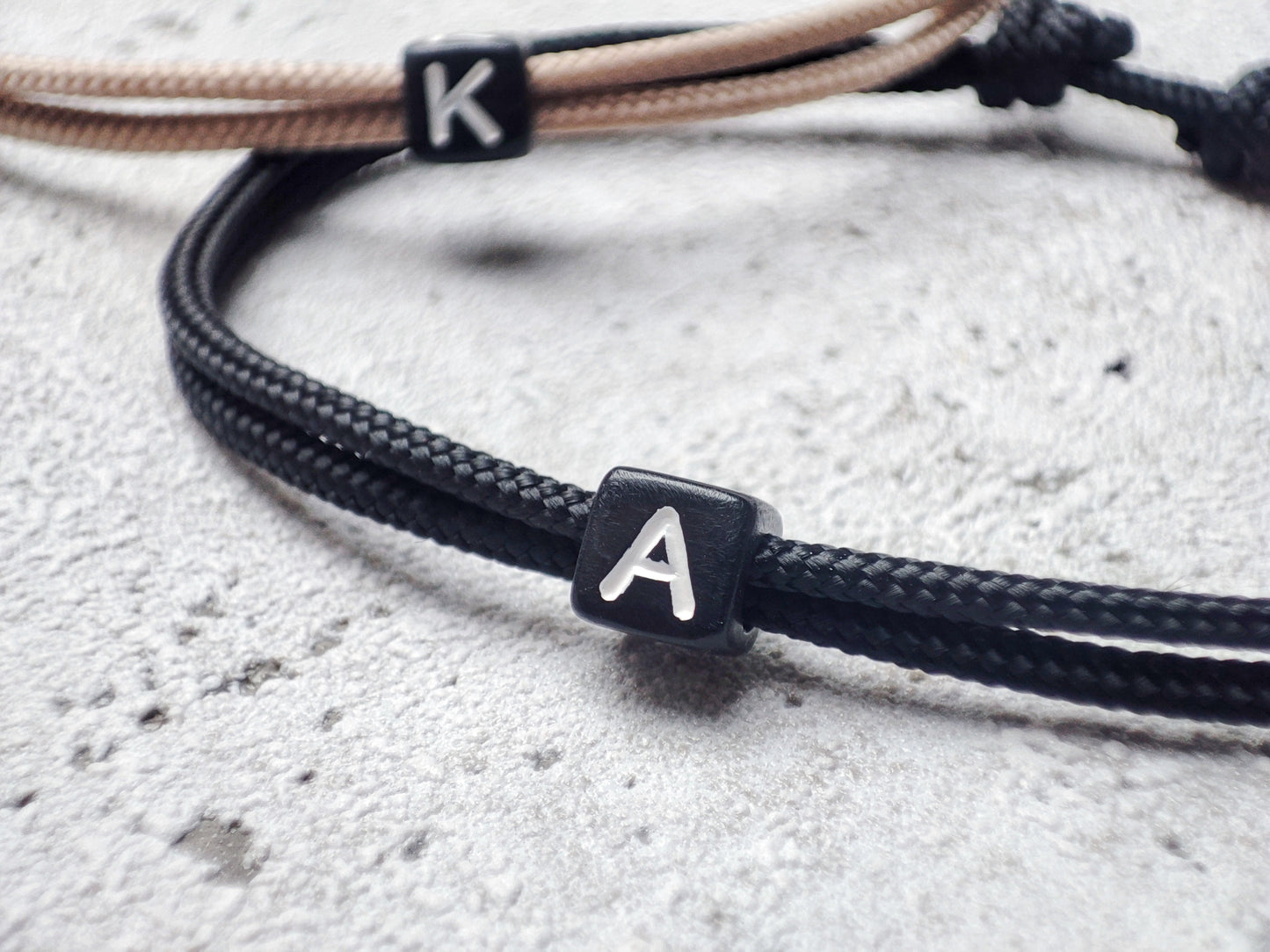 Armband mit Buchstabenperle Schwarz (2er Set)
