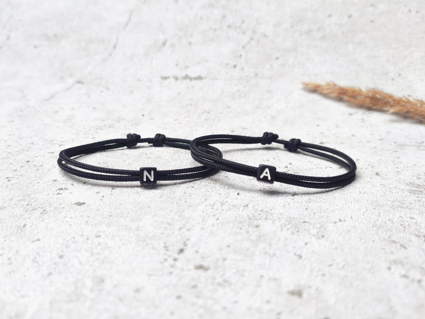 Armband mit Buchstabenperle Schwarz (2er Set)