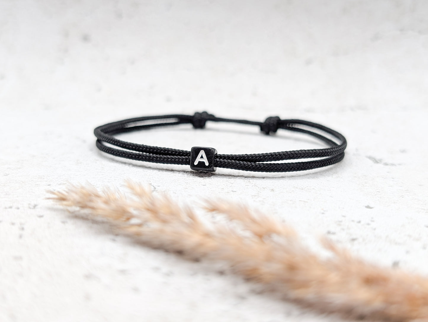Armband mit Buchstabenperle