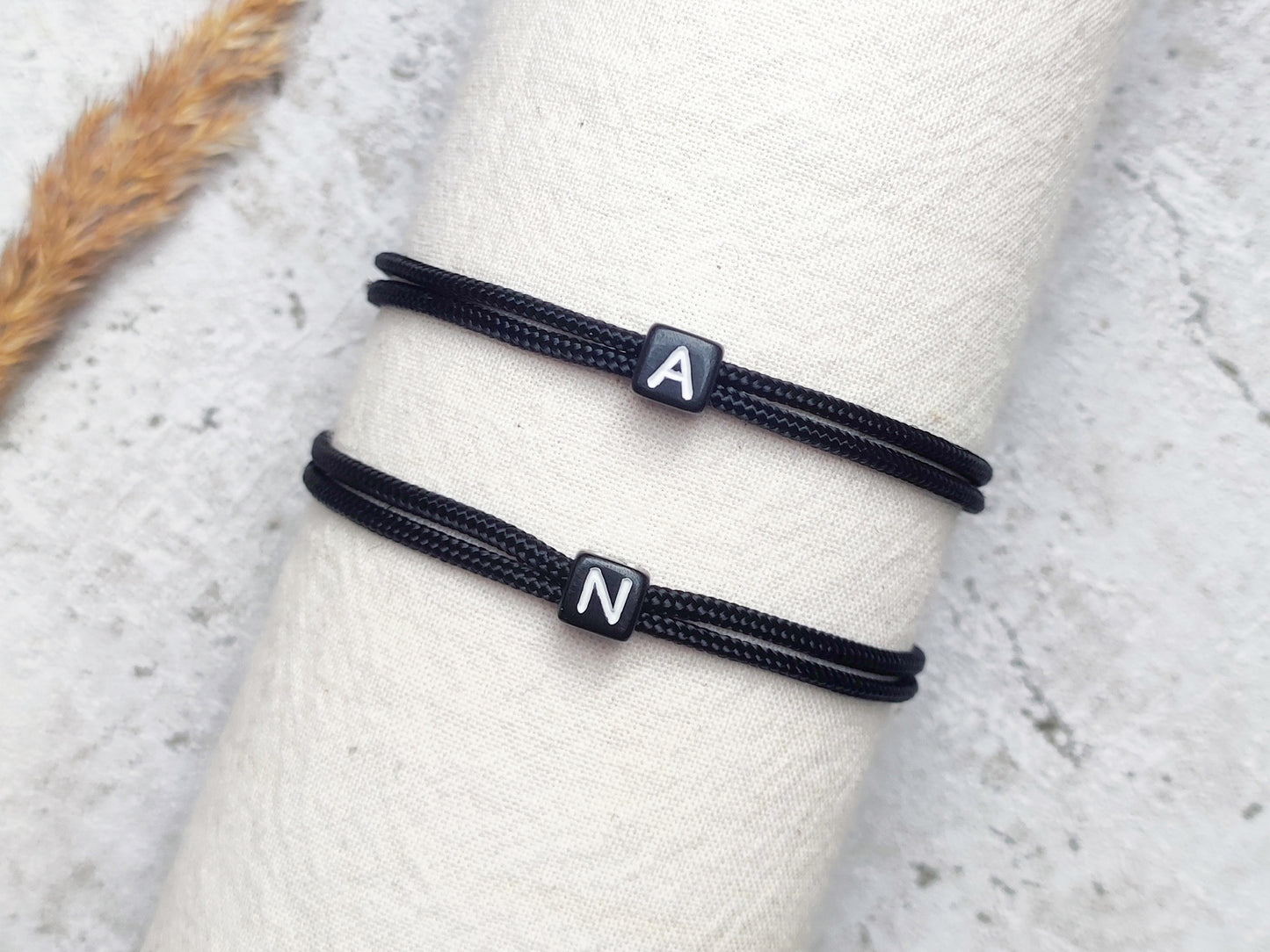 Armband mit Buchstabenperle Schwarz (2er Set)